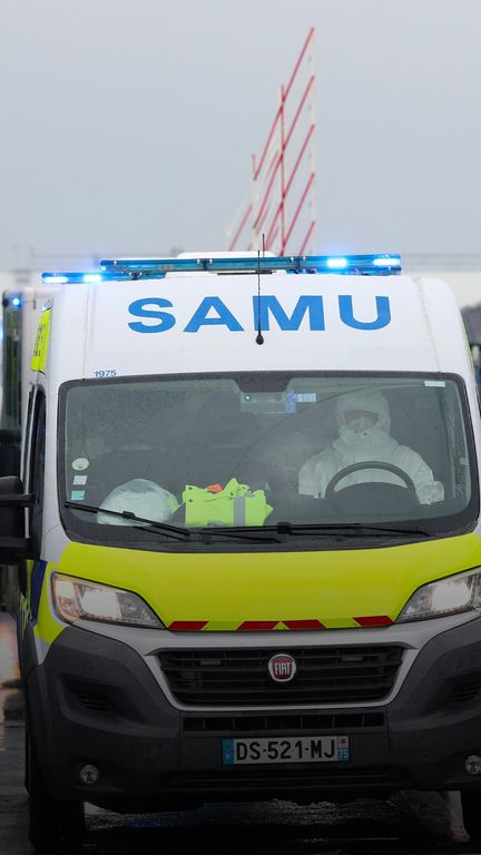 Une ambulance transportant des passagers de nationalité française du MV Hondius (XAVIER GALIANA / AFP)