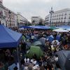 Le campement de protestation des militants du droit au logement la place centrale de Madrid la Puerta del Sol le 27 septembre 2026. (OSCAR DEL POZO / AFP)