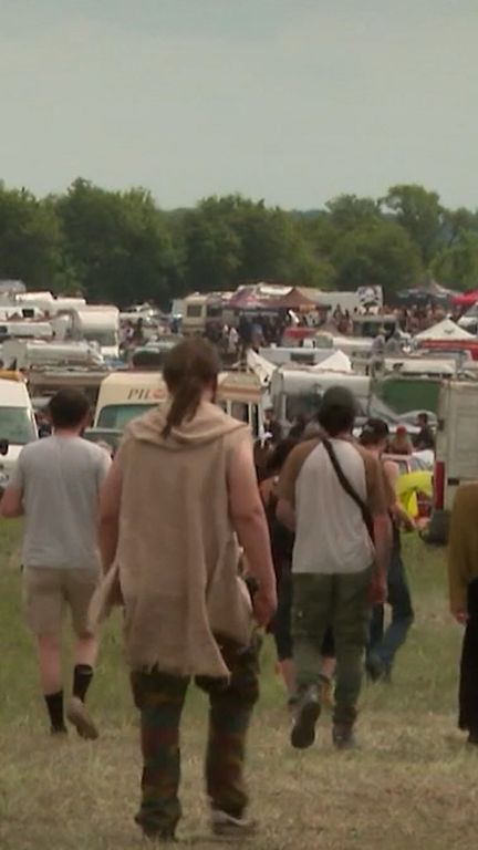 Rave-party illégale : les agriculteurs bloquent les fêtards (France 2)