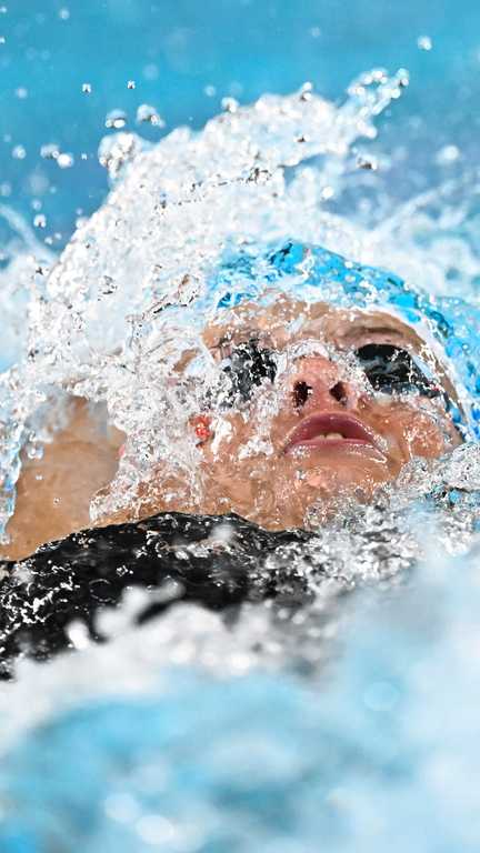 Pauline Mahieu sur le 200 m dos des championnats d'Europe, le 11 août 2026 à Saint-Denis. (JULIEN DE ROSA / AFP)