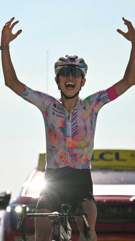 La Polonaise Katarzyna Niewiadoma Phinney (Canyon-Sram) peut exulter au sommet du mont Ventoux : elle vient de remporter sa première victoire en carrière sur le Tour de France femmes, à l'occasion de la 7e étape, le 7 août 2026. (NICOLAS TUCAT / AFP)