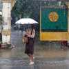 Une femme marche sous la pluie à Yangon, au Myanmar, un pays exposé au risque de phénomènes météorologiques extrêmes dus au phénomène El Niño, combiné à la mousson du sud-ouest. (EFE/EPA/NYEIN CHAN NAING)