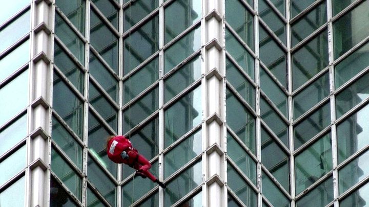 Le grimpeur français Alain Robert escalade la tour Taipei 101 (Taïwan), le 25 décembre 2004. (PATRICK LIN / AFP)