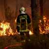 Un pompier se tient face aux flammes alors qu'un incendie de forêt fait rage à Saint-Jean-d'Illac, à environ 30 kilomètres de Bordeaux (Gironde), le 26 juillet 2026. (ROMAIN PERROCHEAU / AFP)