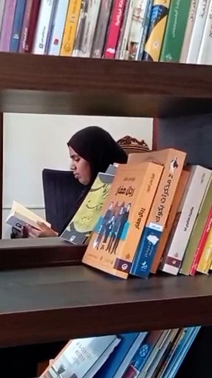 Une jeune femme lit dans la bibliothèque Phénix, à Gaza. (FRANCEINFO / RADIO FRANCE)