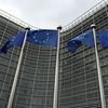 Des drapeaux de l'Union européenne devant le siège de la Commission européenne, à Bruxelles, le 9 juin 2026. (NICOLAS TUCAT / AFP)