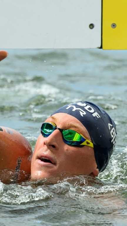 Marc-Antoine Olivier a décroché l'argent sur le 3 km knock-out des Championnats d'Europe de natation, le 7 août 2026, à Paris. Il devance un autre Français, Logan Fontaine. (HAHN LIONEL / AFP)