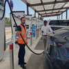 Face à l'affluence aux bornes de recharge de véhicules électriques, l'aire de Limours-Janvry, sur l'A10, fait appel à des bornistes pour fluidifier le trafic. (BORIS HALLIER / FRANCEINFO / RADIO FRANCE)