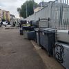 Des poubelles bloquaient l'accès du Lycée Le Castel de Dijon, le 1er octobre 2026. (THOMAS NOUGAILLON / RADIO FRANCE)