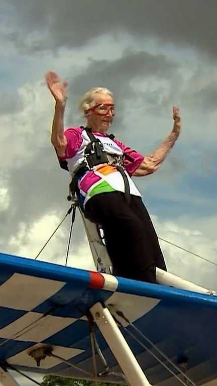 À 97 ans, elle vole attachée à l’aile d’un avion (France 2)
