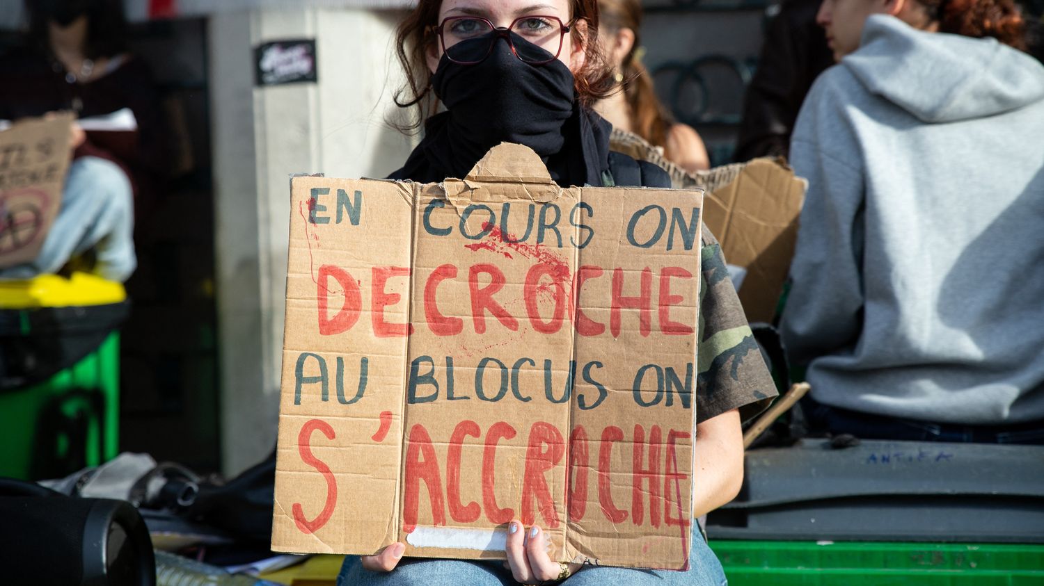 "On parle trop souvent à la place des jeunes" : derrière les mobilisations lycéennes, le mal-être de toute une génération ?