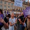 Des manifestantes défendent la loi "intégrale" contre les violences sexuelles et sexistes, place Vendôme à Paris, le 5 octobre 2026. (DIMITAR DILKOFF / AFP)