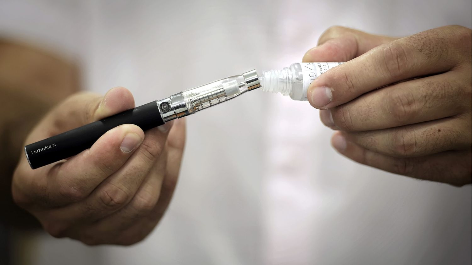 elfbar nachfüll pod läuft aus E-cigarette : que risque-t-on à vapoter dans les lieux publics ? main image 1