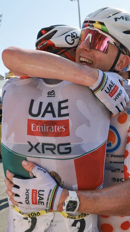 Les coureurs UAE Team Emirates Isaac Del Toro (de dos) et Tadej Pogacar après la victoire du Mexicain sur la deuxième étape du Tour de France, le 5 juillet 2026. (STEPHANIE LECOCQ / AFP)