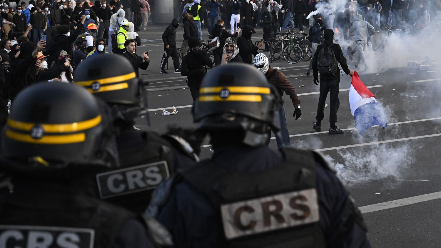TEMOIGNAGES. "Derrière chaque casque, chaque bouclier, il y a un papa" : quand des CRS pères de famille font face à des lycéens de l'âge de leurs enfants