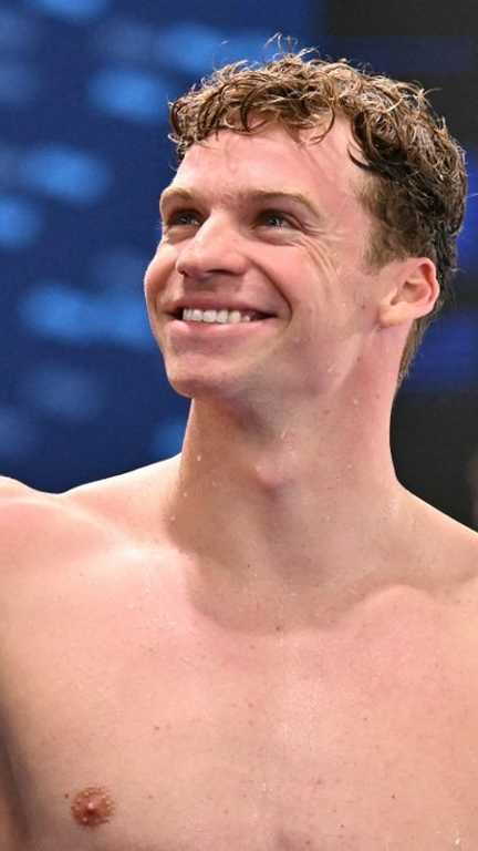 Léon Marchand a remporté la médaille d'argent du relais 4x200m  des championnats d'Europe, le 10 août 2026, à Paris. (SEBASTIEN BOZON / AFP)