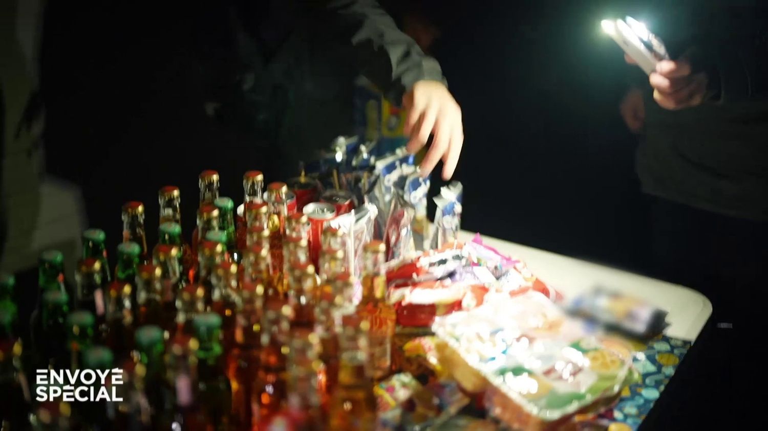 Cadeaux, apéros, menus services... Comment les dealers achètent la population de certains quartiers