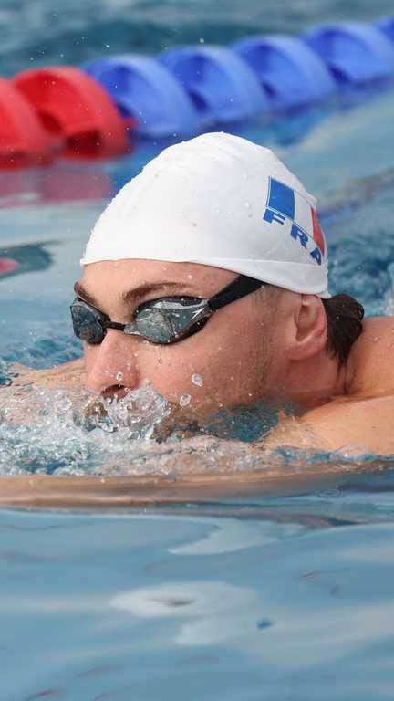 Maxime Grousset en stage de préparation avec l'équipe de France de natation à Vichy, le 1er août 2026. (Thierry LARRET / MAXPPP)