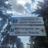 Un panneau de bienvenue en Haute-Garonne et sa version languedocienne. (NINA VALETTE / RADIO FRANCE)