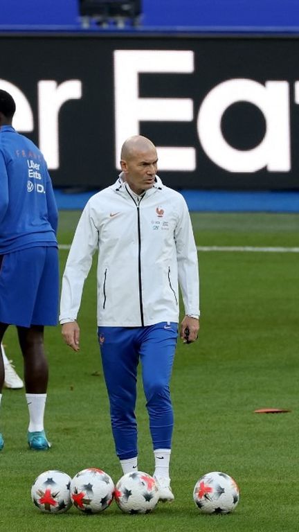 Le sélectionneur Zinedine Zidane au milieu de ses joueurs à l'entraînement au Stade de France, jeudi 1er octobre, à la veille d'affronter l'Italie en Ligue des nations. (FRANCK FIFE / AFP)