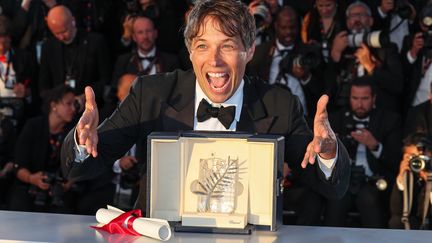 Le réalisateur américain Sean Baker et sa Palme d'or du 77e Festival de Cannes, décernée pour "Anora", le 25 mai 2024. (JP PARIENTE/SIPA / SIPA)