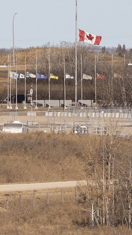 Au Canada, un incendie a fait quatre morts et 19 blessés après un incendie samedi 17 octobre sur une base militaire en Alberta. (franceinfo)