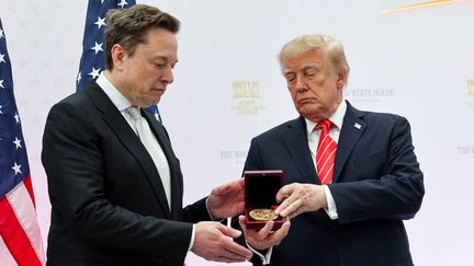 Donald Trump remet une médaille à Elon Musk, à la Maison Blanche, à Washington (Etats-Unis), le 8 octobre 2026. (WIN MCNAMEE / GETTY IMAGES NORTH AMERICA / AFP)
