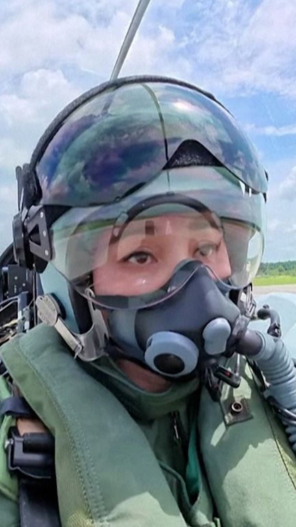 La reine de Thaïlande aux commandes d’un avion de chasse. (franceinfo)