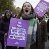 Une manifestante tient une pancarte pro-IVG à Paris, le 22 novembre 2025. (ERIC BRONCARD / HANS LUCAS / AFP)